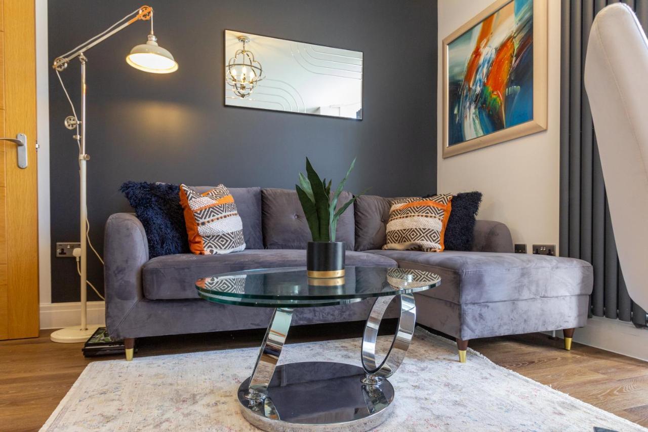 Bright Cheery 4 Bd By Station