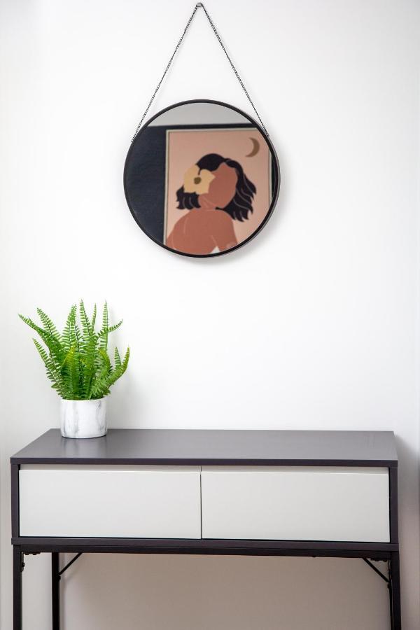 Bright Cheery 4 Bd By Station Apartment *