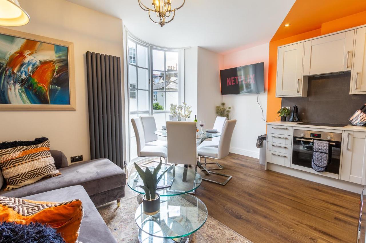 Bright Cheery 4 Bd By Station Brighton