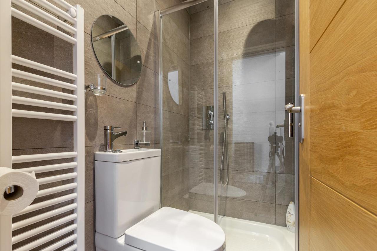 Bright Cheery 4 Bd By Station Brighton