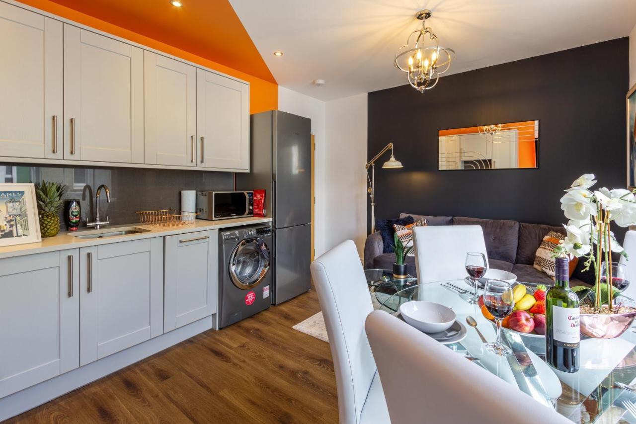 Bright Cheery 4 Bd By Station